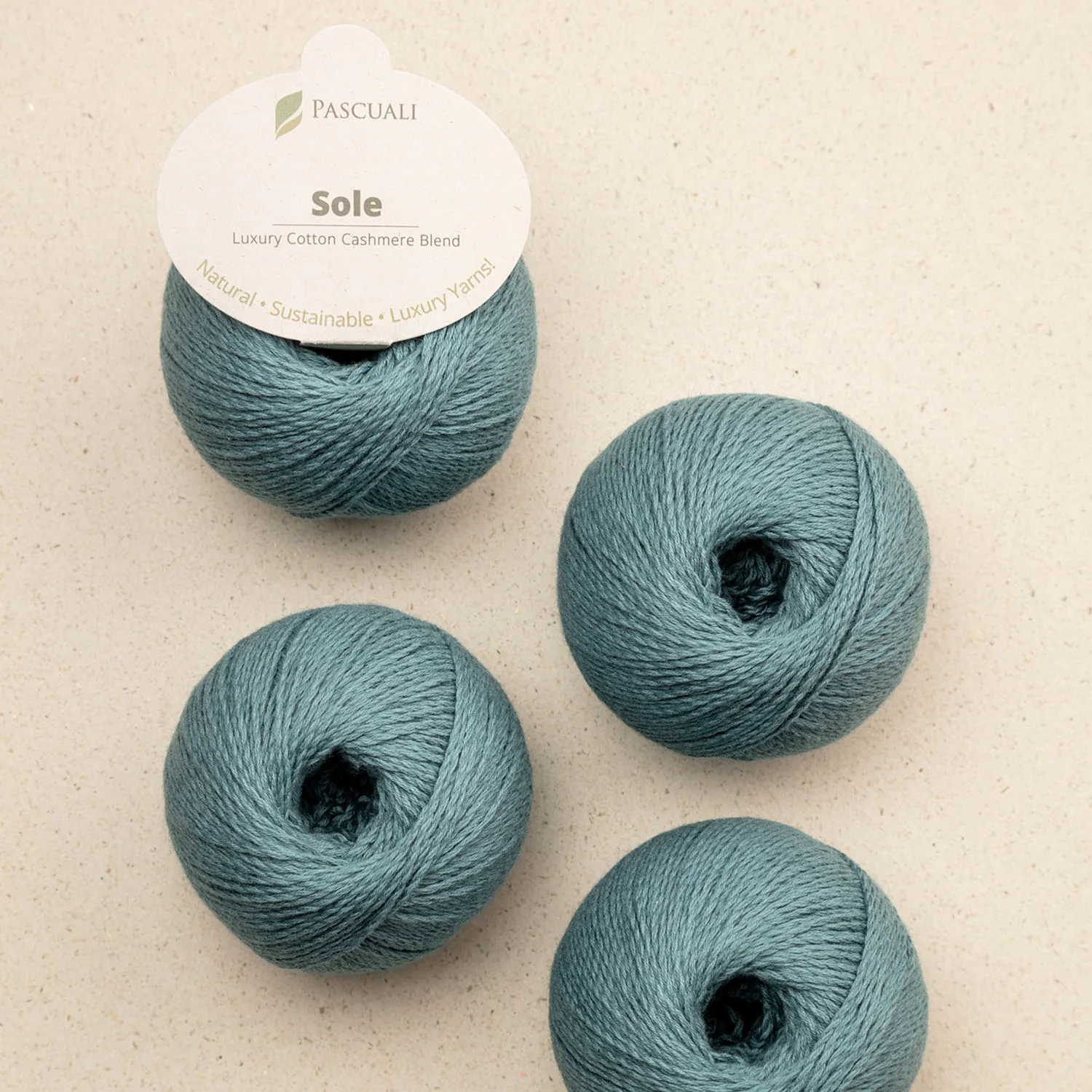 4 Knäuel Sole auf beigem hintergrund